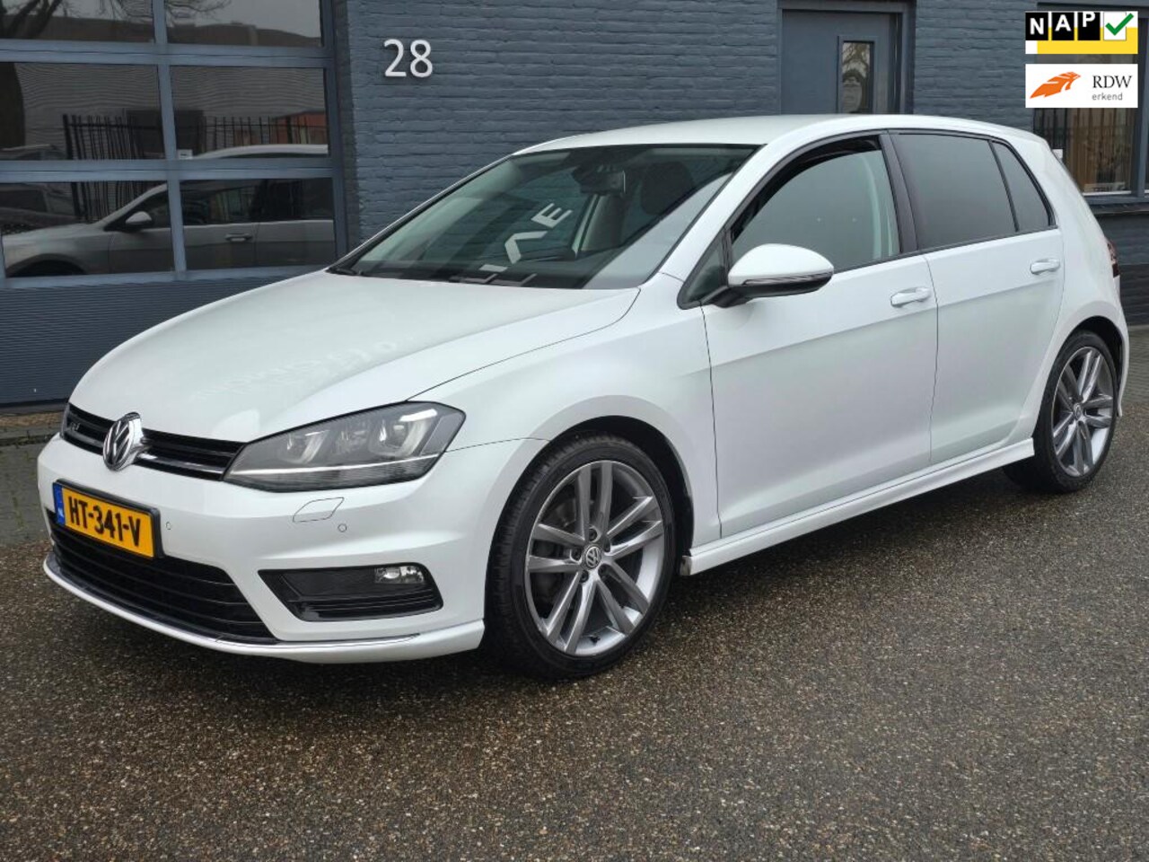 Volkswagen Golf - 1.6 TDI Business Edition R-LINE AUTOMAAT PERFECT ONDERHOUDEN - AutoWereld.nl