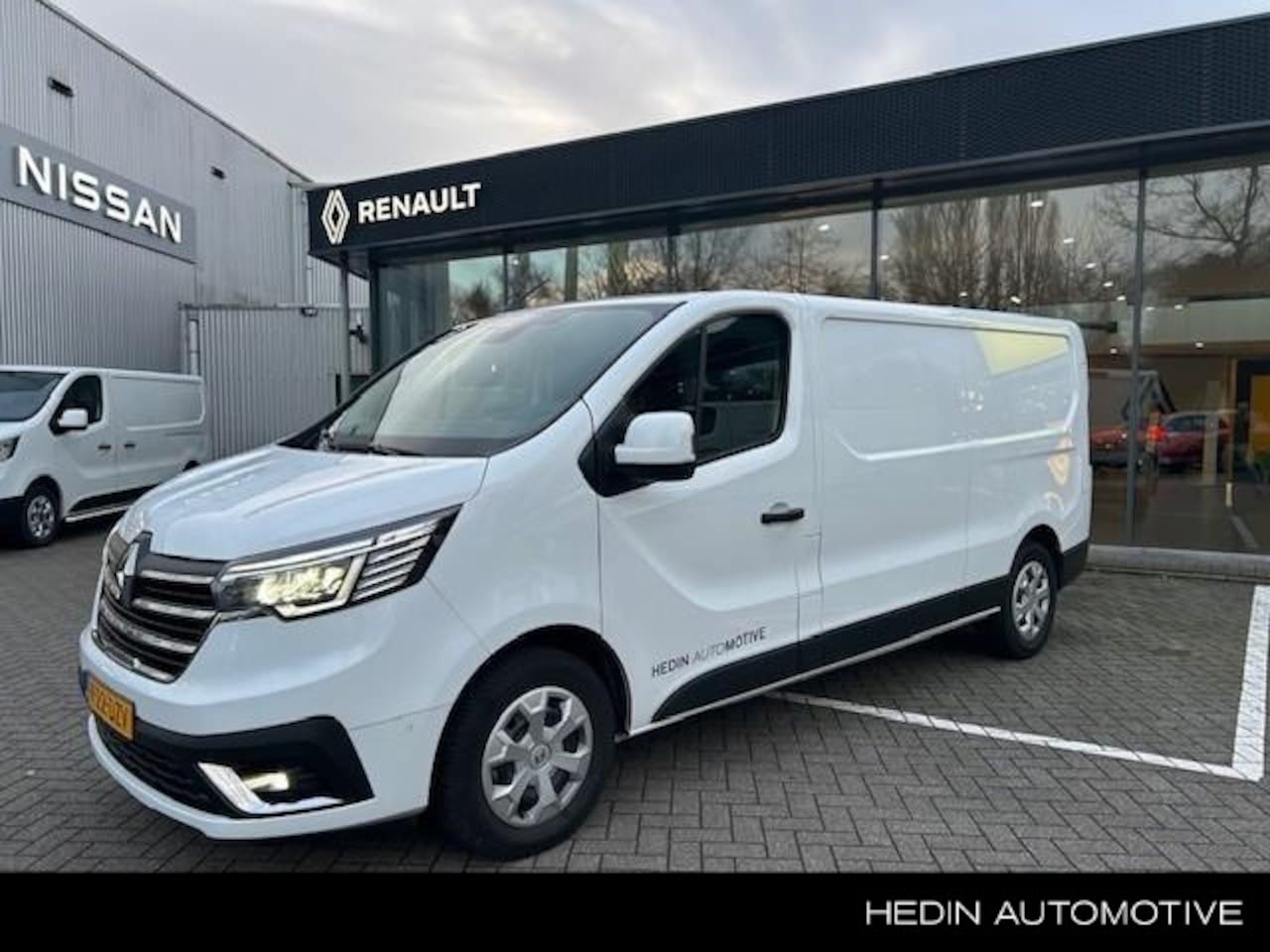 Renault Trafic - 2.0 dCi 110 T30 L2H1 Work Edition - AutoWereld.nl