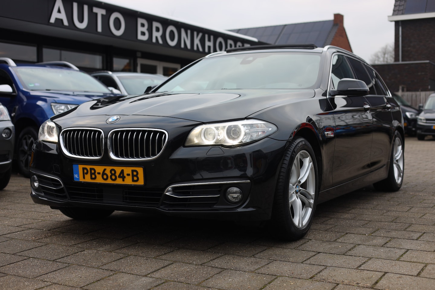 BMW 5-serie Touring - 530D HIGH EXECUTIVE | LEDER | PANO | CAMERA - AutoWereld.nl