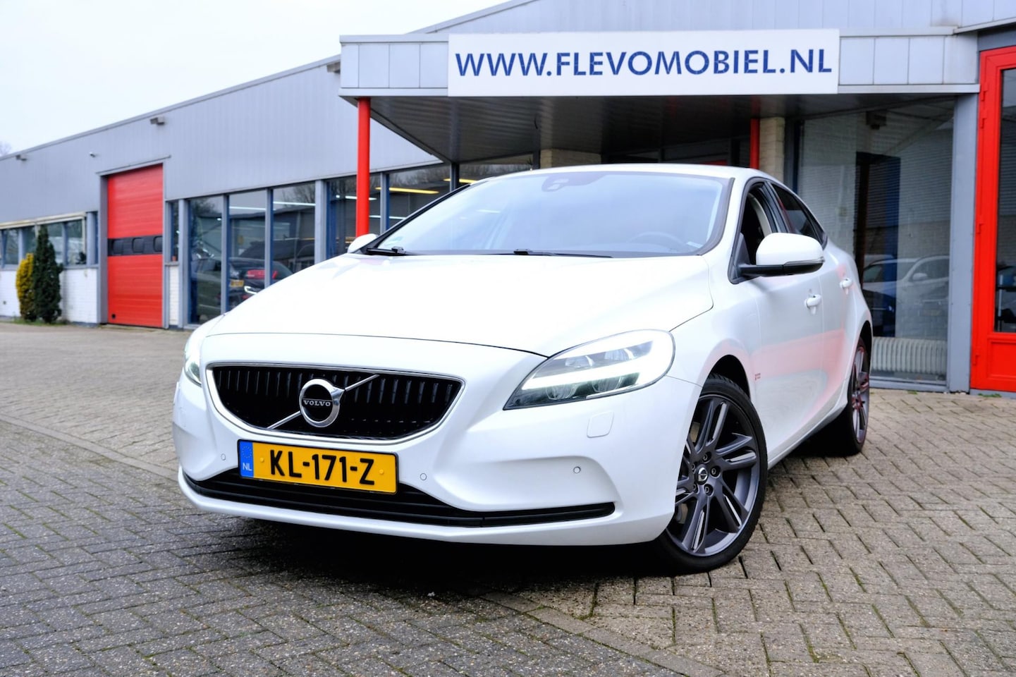 Volvo V40 - 2.0 D3 150pk Nordic+ Aut. Navi|Clima|LED|LMV - AutoWereld.nl