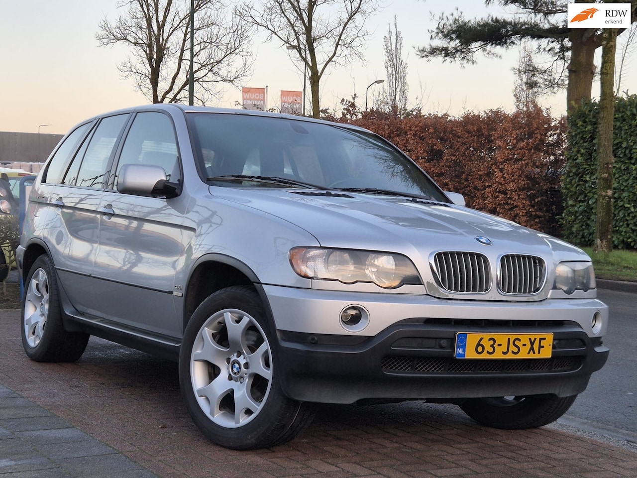 BMW X5 - 4.4i Executive 4.4i Executive, tv schermen in hoofdsteunen - AutoWereld.nl