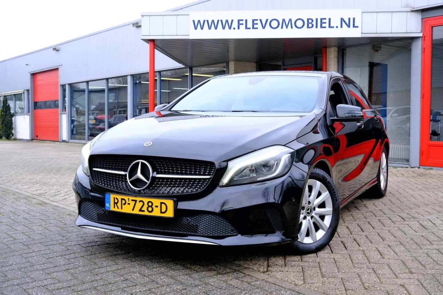 Mercedes-Benz A-klasse - 180 d Business Solution Aut. LED|Navi|Half Leder|LMV|Cam - AutoWereld.nl