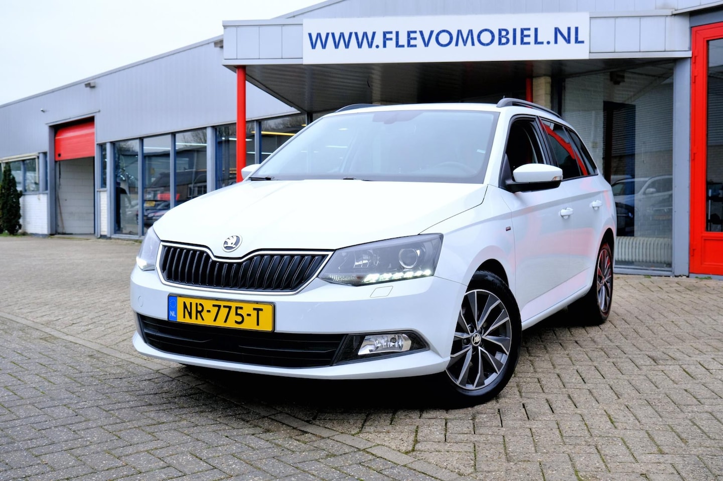 Skoda Fabia Combi - 1.2 TSI 110pk Drive Aut. Clima|Apple CarPlay|Navi|LMV - AutoWereld.nl