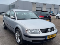 Volkswagen Passat - 1.8-5V Comfortline AIRCO