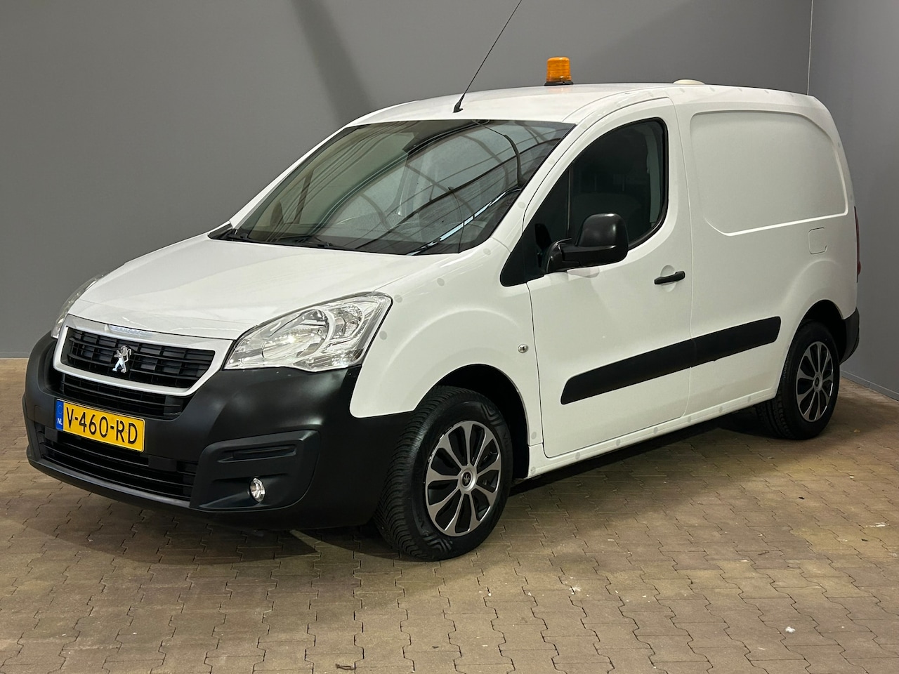 Peugeot Partner - 122 1.6 BlueHDi 100 L1 Premium S&S | Bluetooth telefoonvoorbereiding | Trekhaak | airco - AutoWereld.nl