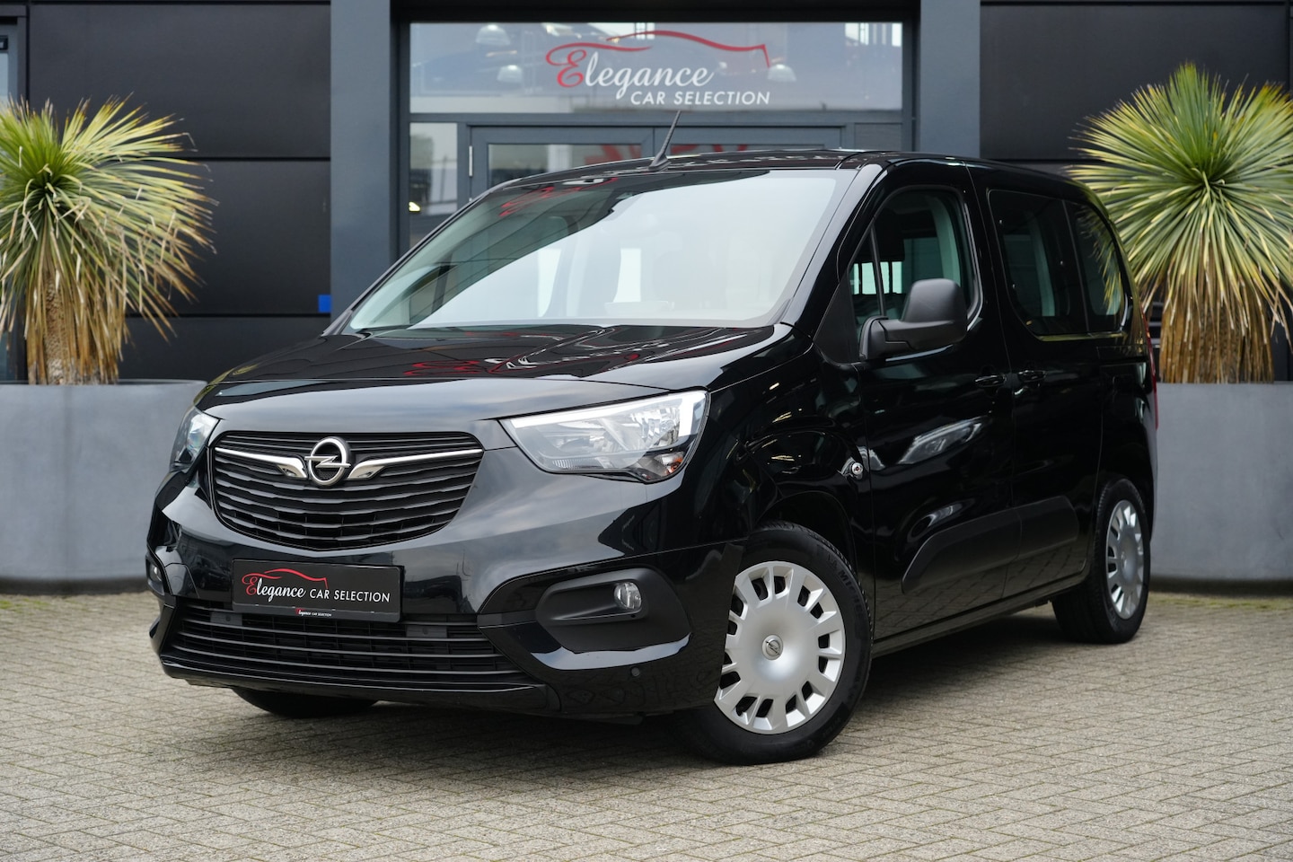 Opel Combo Tour - 1.2 Turbo L1H1 Edition 110pk Navigatie/Cruise/360Camera - AutoWereld.nl