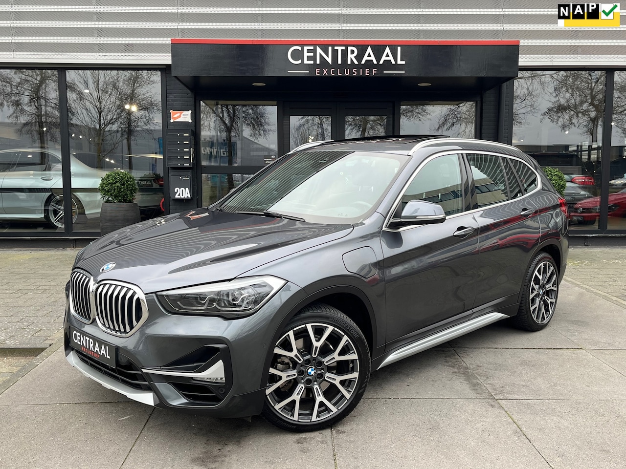 BMW X1 - XDrive25e eDrive Edition 220PK|Pano|Head-Up|Camera|Keyless|Navi|Leder|Ambient Light|Stoelv - AutoWereld.nl