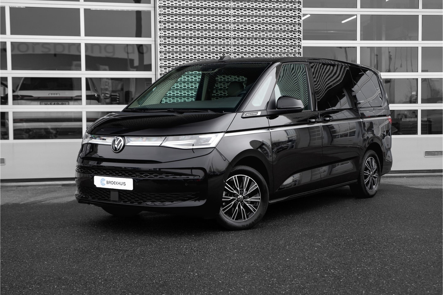 Volkswagen Multivan - 1.4 eHybrid L2H1 Style | Elektrische schuifdeuren | Carplay | Stoelverwarming | Navigatie - AutoWereld.nl