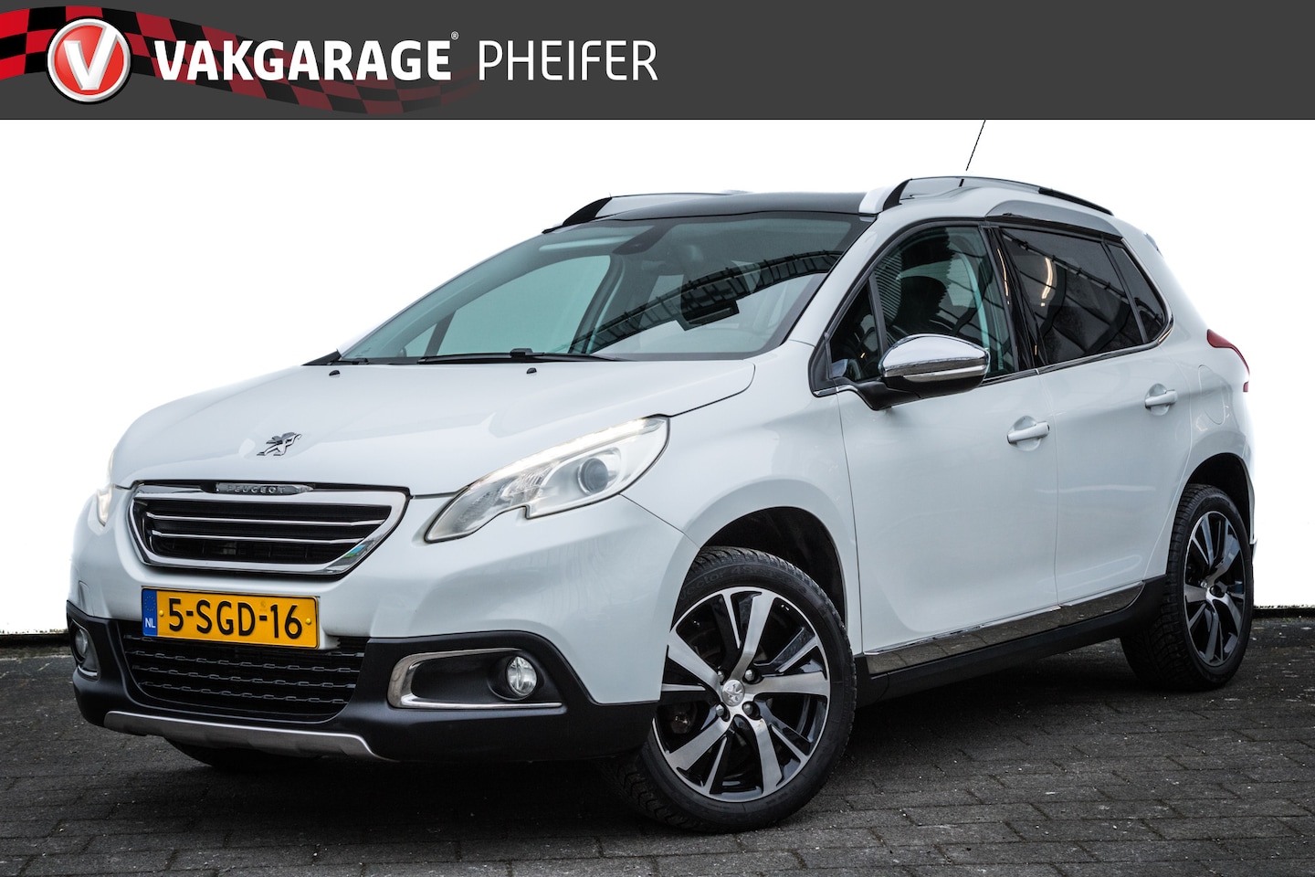 Peugeot 2008 - 1.6 VTi 120pk Féline Half lederen int./ Panoramadak/ Cruise control/ Full map navigatie - AutoWereld.nl