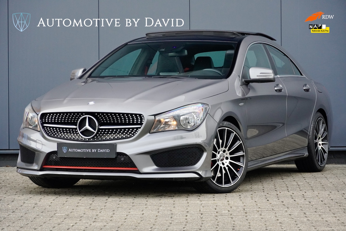 Mercedes-Benz CLA-Klasse - 250 211 pk AMG LINE 7-AUTOMAAT / PANORAMADAK / AMG STYLING / ACHTERUITRIJCAMERA / SPORTSTO - AutoWereld.nl