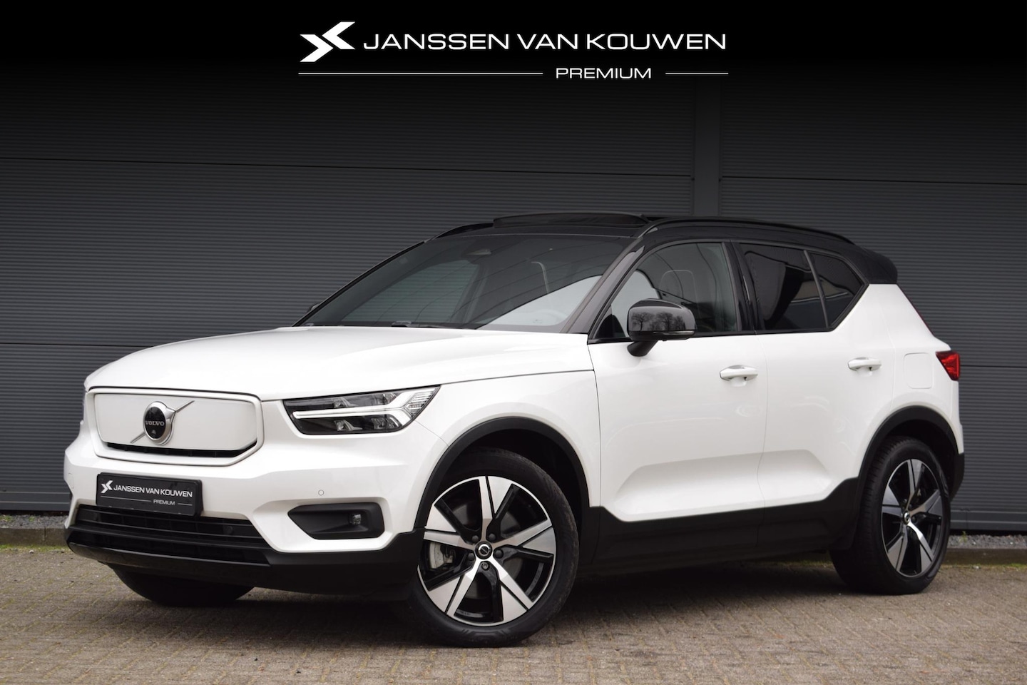 Volvo XC40 - Recharge P8 AWD R-Design / Stoel Stuurverwarming / Panoramadak / SOH 92% - AutoWereld.nl