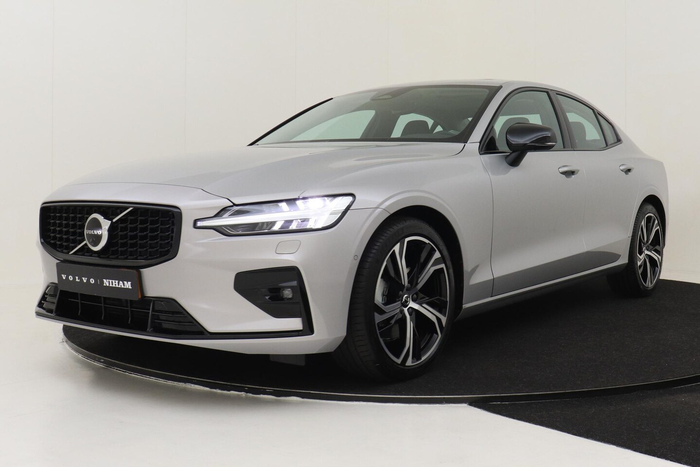 Volvo S60 - B4 (M-HYBRID) PLUS DARK -PANO.DAK|GEVENT.LEDER|360°CAM|19"|HARMAN/KARDON - AutoWereld.nl