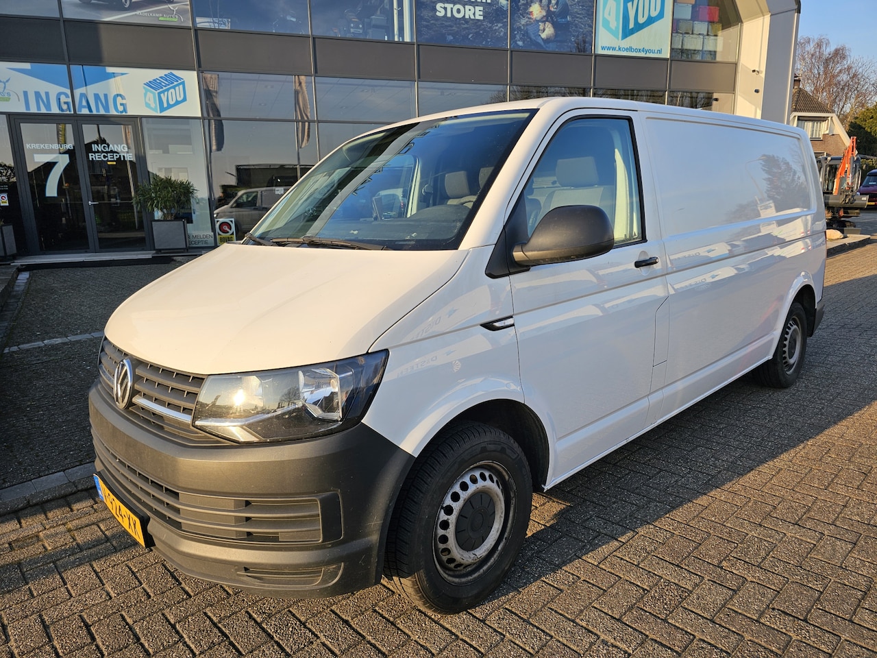 Volkswagen Transporter - 2.0 TDI L2H1 Comfortline * NAP * Airco * Navi* Trekhaak * Eerste Eigenaar * - AutoWereld.nl