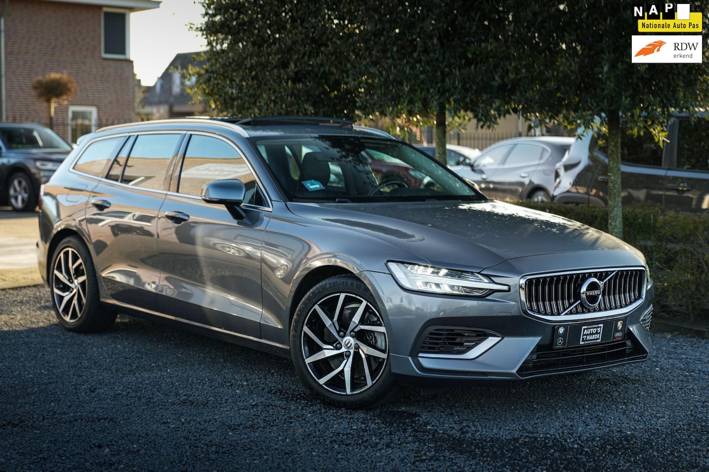 Volvo V60 - 2.0 T8 Twin Engine AWD Inscription 390 PK Pano Trekhaak Leder Blis 18'' - AutoWereld.nl