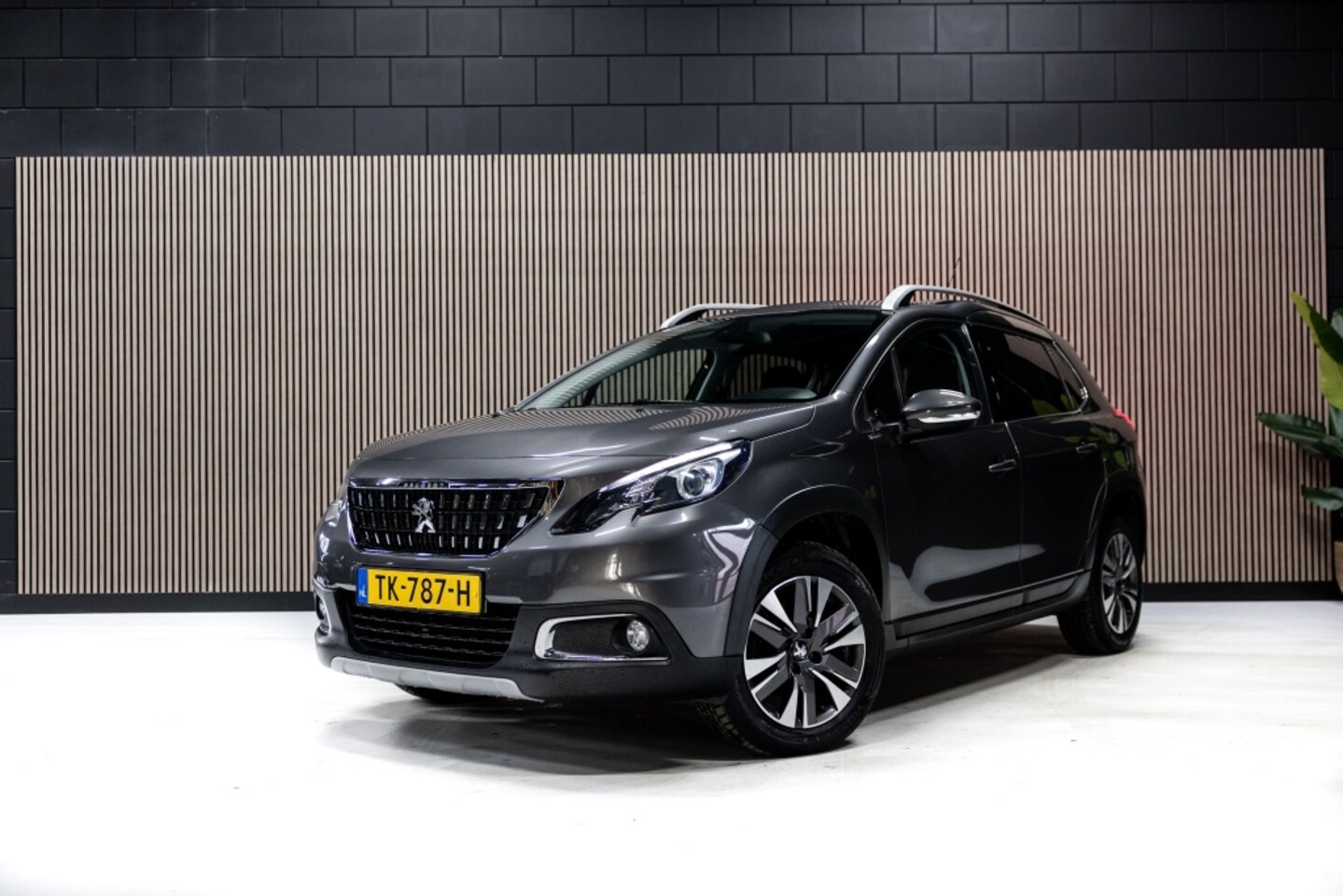 Peugeot 2008 - 1.2 PureTech Allure | Camera | Navi | Trekhaak | - AutoWereld.nl