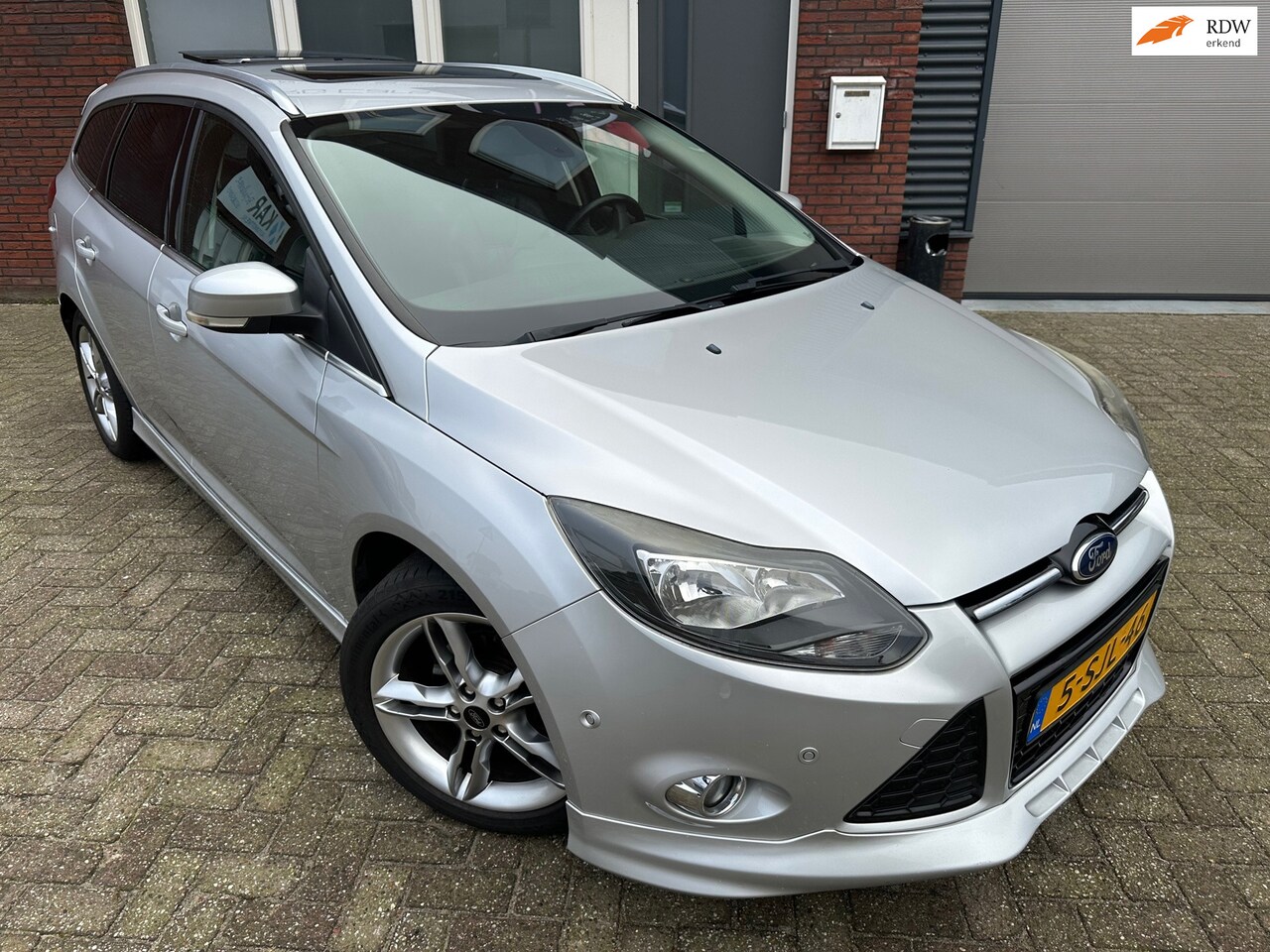 Ford Focus Wagon - 1.6 TDCI ECOnetic Lease Titanium / Pano / Leder / PDC - AutoWereld.nl