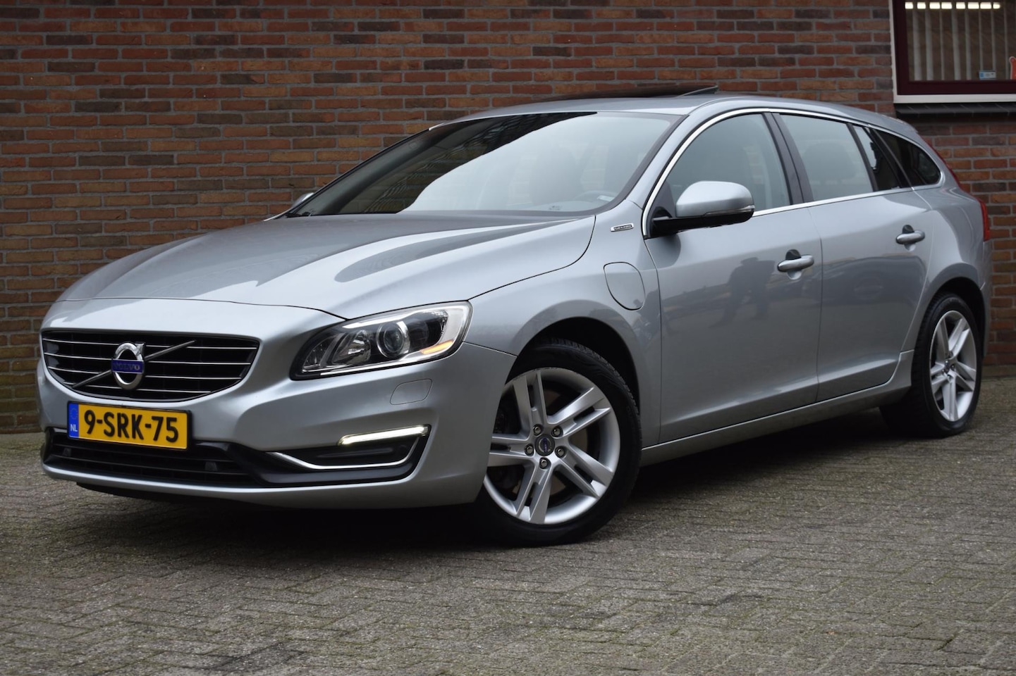 Volvo V60 - 2.4 D6 AWD Plug-In Hybrid Summum '13 Xenon Lder Clima Navi Cruise Inruil mogelijk - AutoWereld.nl