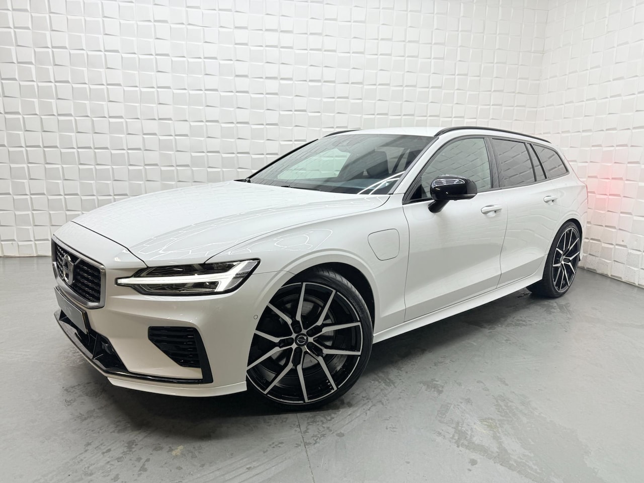 Volvo V60 - 2.0 T8 Twin Engine AWD R Design LEER 360 CAM NAP - AutoWereld.nl