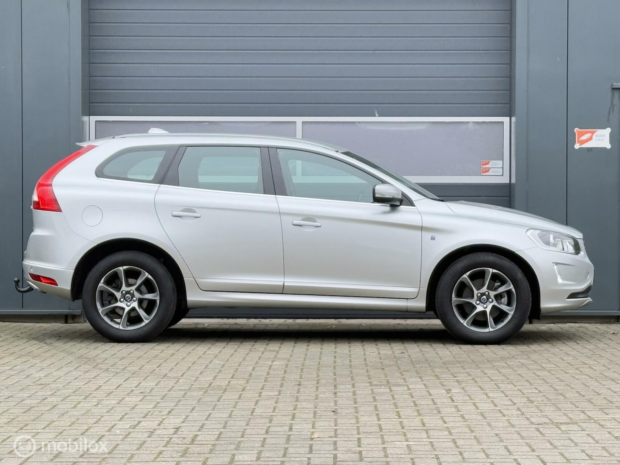 Volvo XC60 - 2.0 D4 FWD Ocean Race Geartronic-8 Bright Silver /Sensus Nav/Leder/18inch/Trekhaak/Digitaa - AutoWereld.nl