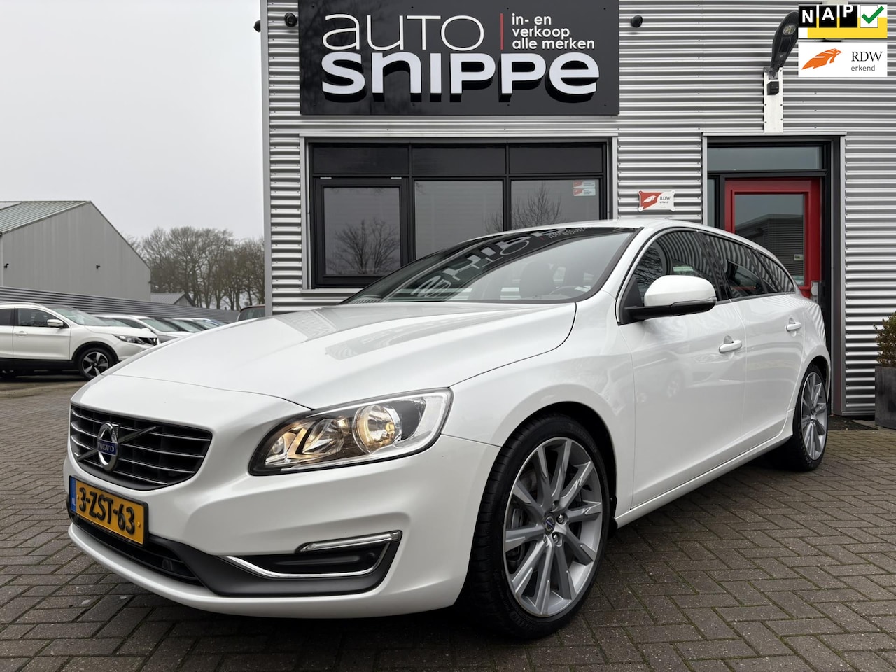 Volvo V60 - 2.0 T6 Momentum -306 PK!-AUTOMAAT-TREKHAAK-1750 KG TREKGEWICHT-CLIMA-NAVI-ISOFIX-PDC V+A-D - AutoWereld.nl