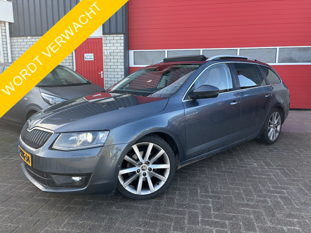 Skoda Octavia Combi - 1.4 TSI Greentech Elegance Businessline AUTOMAAT / RS-STOELEN / PANORAMADAK / XENON / TREK - AutoWereld.nl