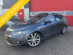 Skoda Octavia Combi - 1.4 TSI Greentech Elegance Businessline AUTOMAAT / RS-STOELEN / PANORAMADAK / XENON / TREK