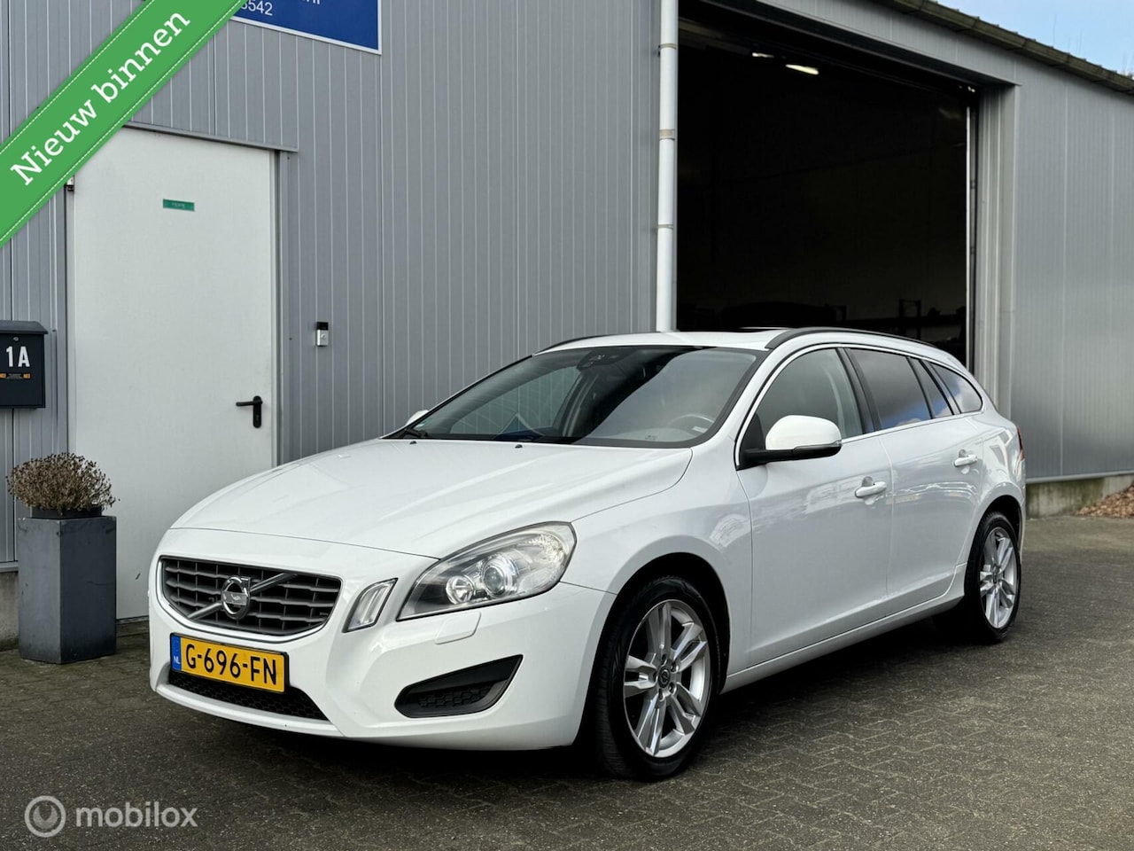 Volvo V60 - 2.0T Momentum 2.0T Momentum, Leder, Dakje - AutoWereld.nl