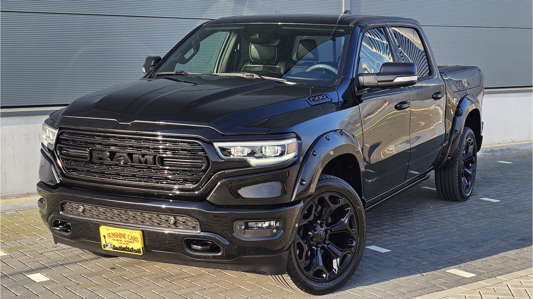 Dodge Ram 1500 - LIMITED BLACK EDITION 4X4 CREW CAB 5,7 LTR V8 AUT. RAMBOX - AutoWereld.nl