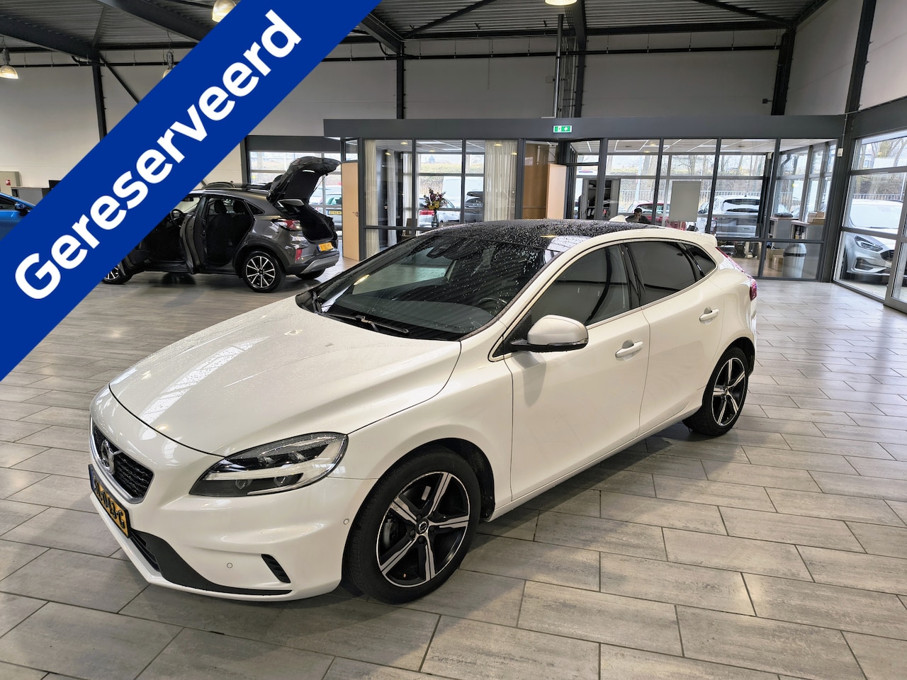 Volvo V40 - 2.0 T4 190 pk Business Sport | Trekhaak | Pano | Leer | Camera | LED | Navi | Clima | Crui - AutoWereld.nl