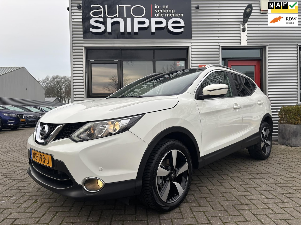 Nissan Qashqai - 1.6 N-Connecta -1STE EIGENAAR!-KEYLESS-PANODAK-TREKHAAK-1500 KG TREKGEWICHT-ISOFIX-360 CAM - AutoWereld.nl