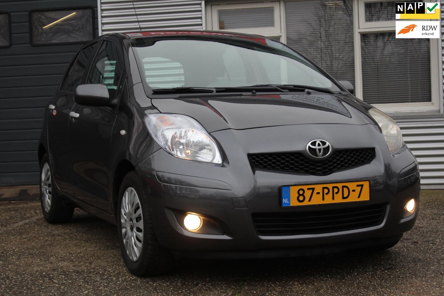 Toyota Yaris - 1.3 VVT-i Aspiration 1.3 VVTi Aspiration 5-deurs, airco/ climate control, nette zuinige auto, nap, 3x sleutel, - AutoWereld.nl