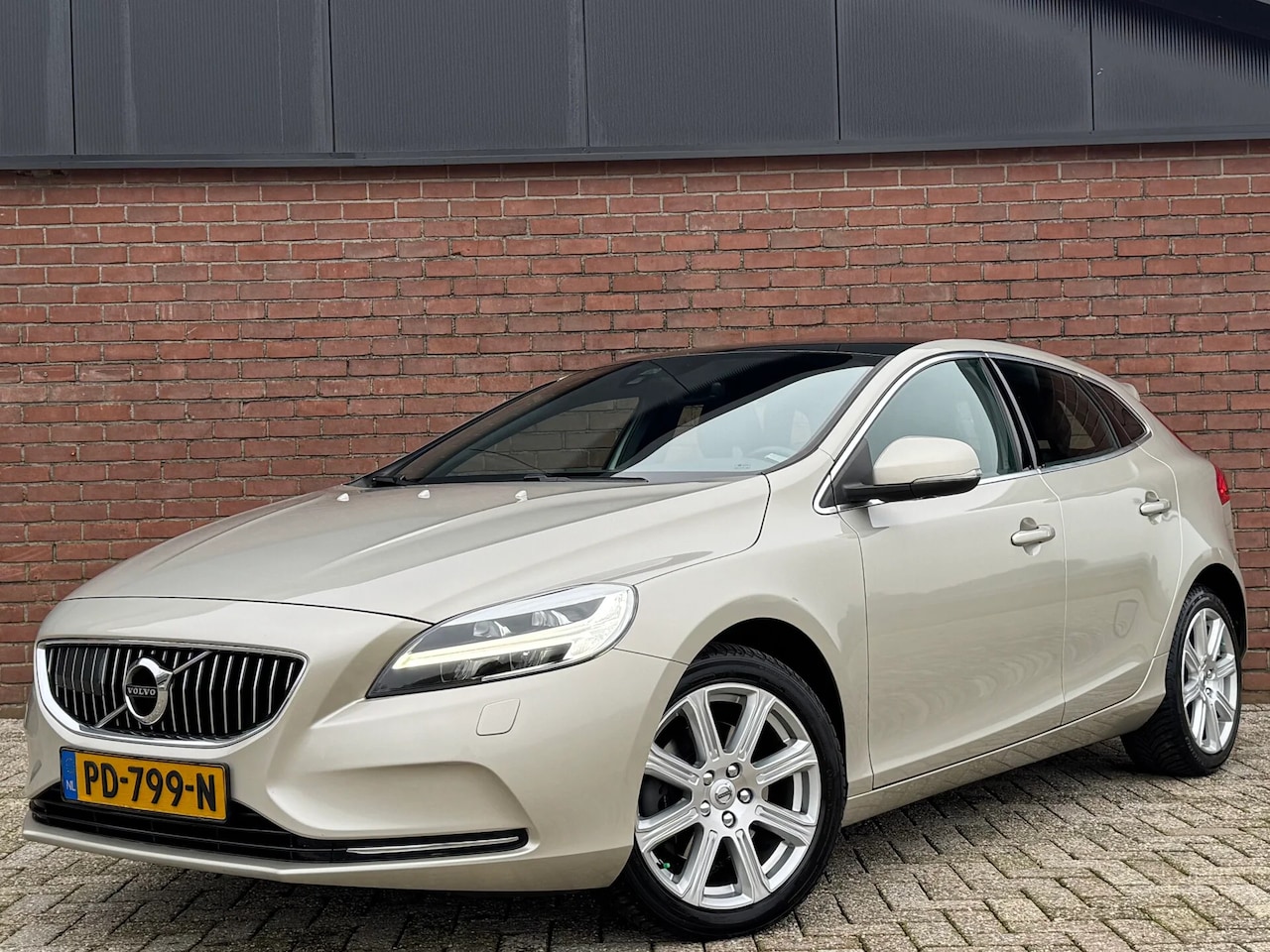 Volvo V40 - 2.0 T3 NORDIC+ | NL-AUTO! | DEALER OH! | LEDER! - AutoWereld.nl