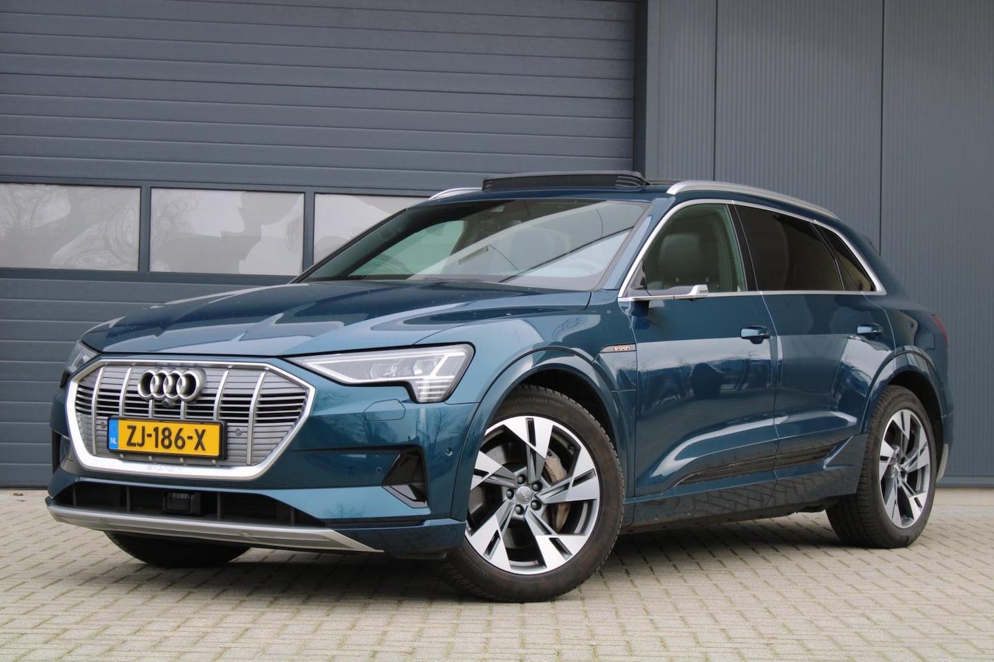 Audi e-tron - E-tron 55 Quattro [ panoramadak B&O 360 camera afneembare trekhaak keyless entry leder app - AutoWereld.nl