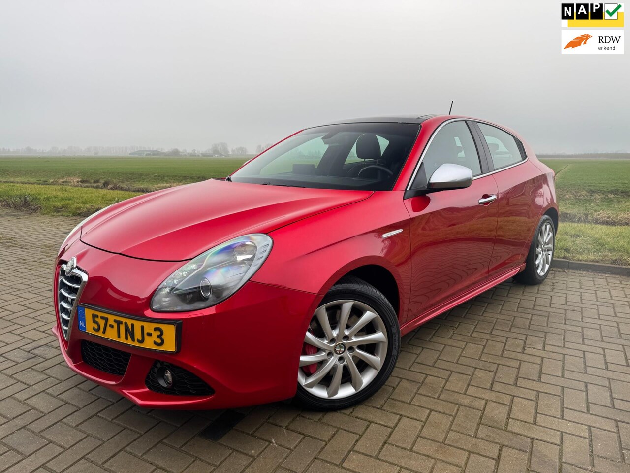 Alfa Romeo Giulietta - 1.4 T Distinctive 170PK 2012 Automaat Trekhaak afneembaar Navigatie Airco Clima Parkeersen - AutoWereld.nl