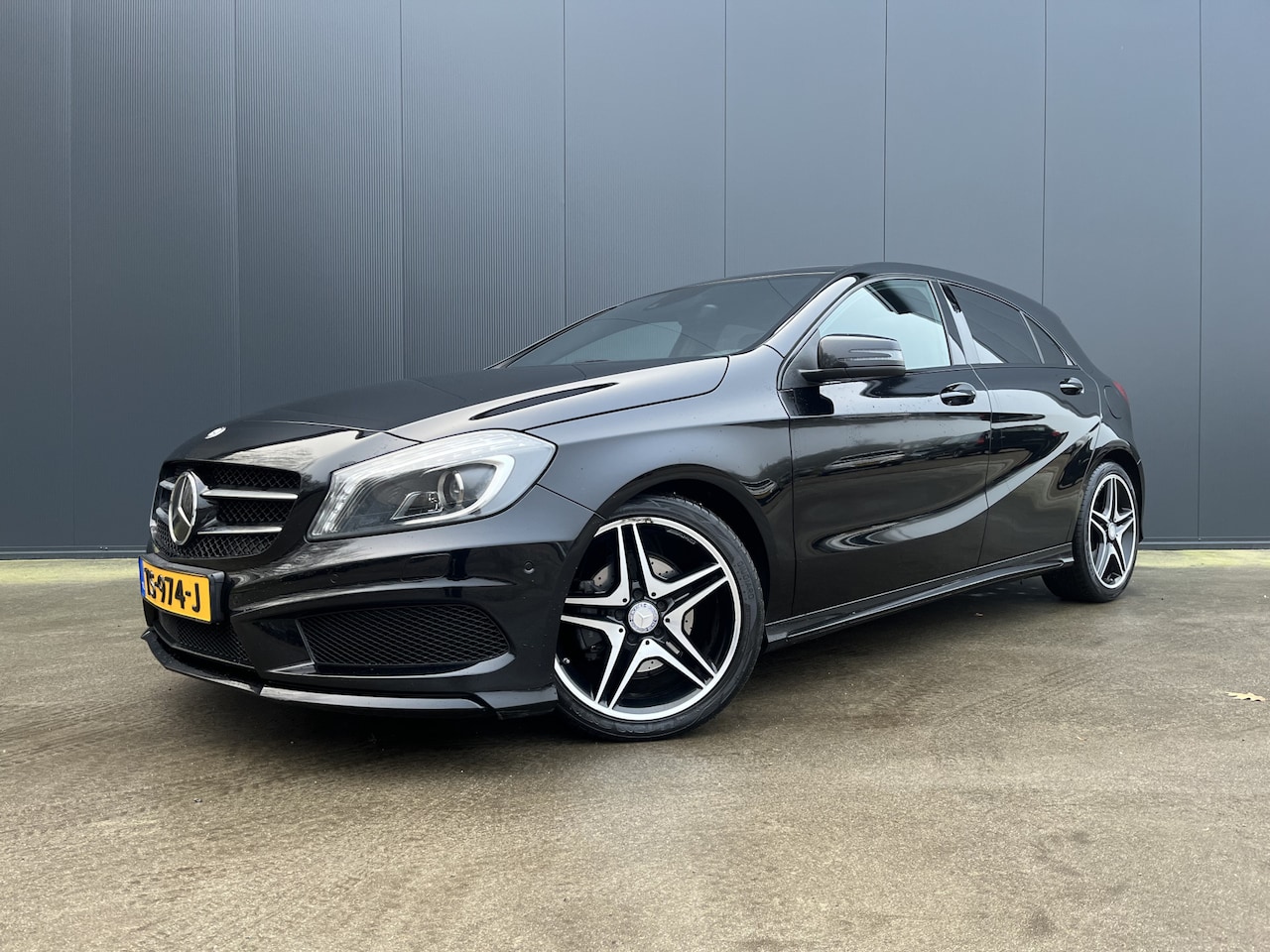 Mercedes-Benz A-klasse - 180 Prestige AMG PANO DAK XENON ALCANTARA SCORPION UITLAAT NAVI CRUISE ECC - AutoWereld.nl