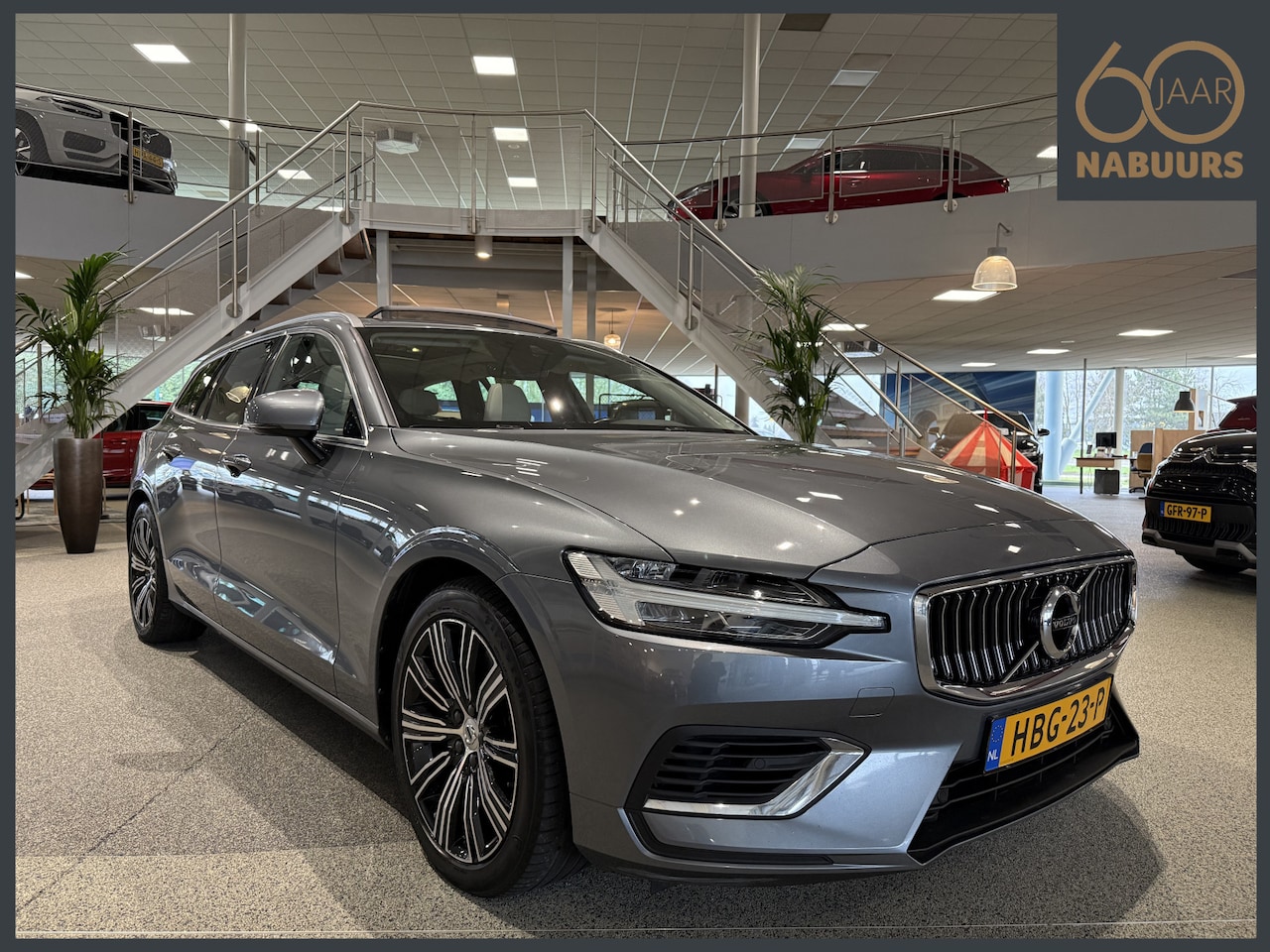 Volvo V60 - 2.0 T8 AWD Inscription, Pano, Trekhaak, Adaptive - AutoWereld.nl