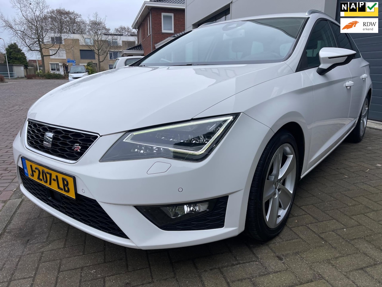 Seat Leon ST - 1.4 EcoTSI FR/Automaat/Navi/Pano/Stoelverwarming/Led/Climate-c/Cruise-c - AutoWereld.nl