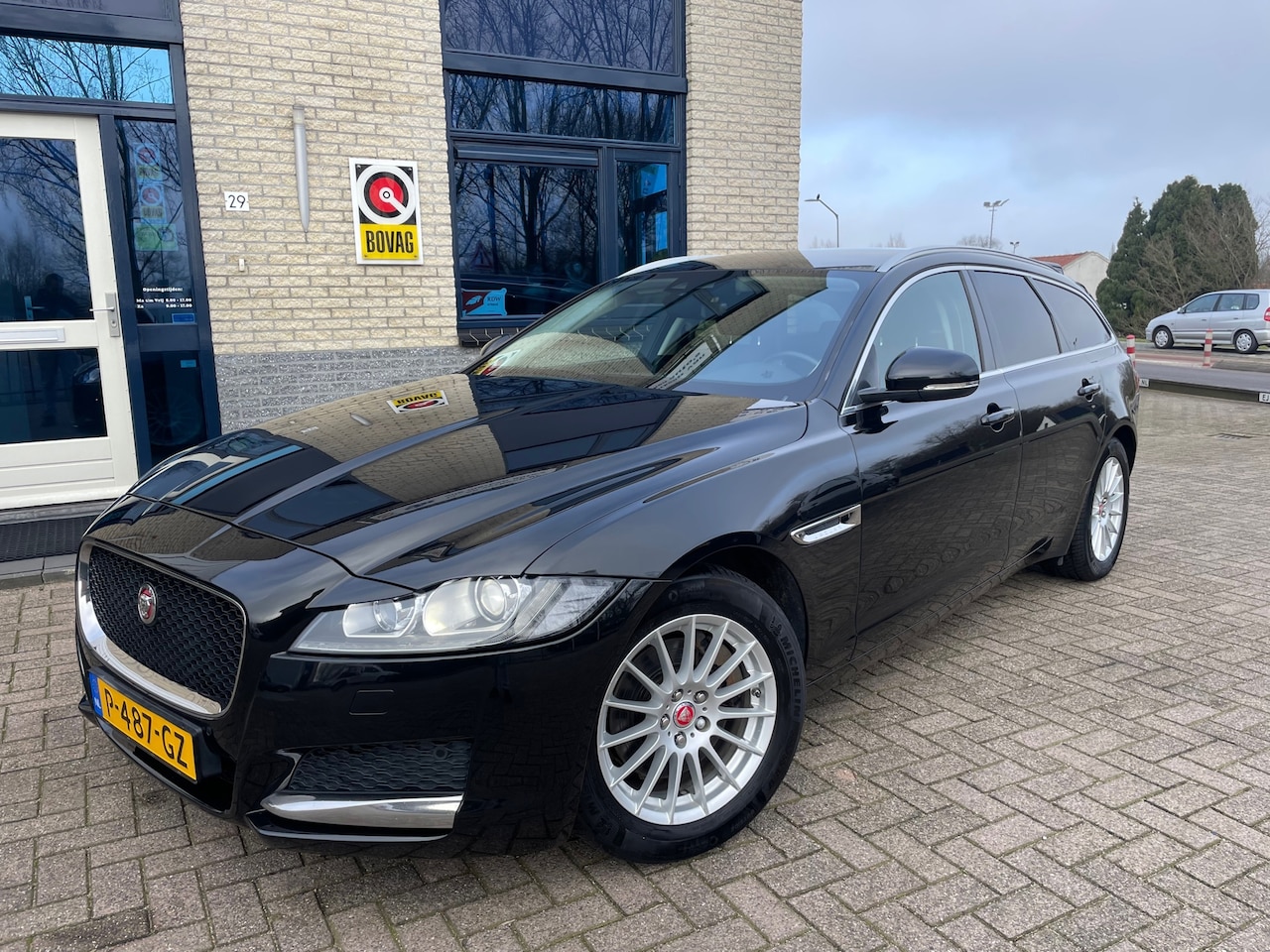 Jaguar XF Sportbrake - 2.0d E-Performance-NAV-pdc-trekhaak - AutoWereld.nl