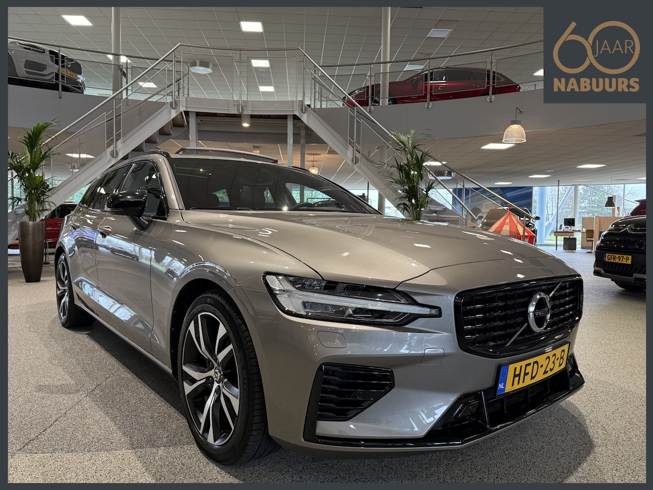 Volvo V60 - 2.0 T8 AWD R-Design, Trekhaak, Pano, H&K audio, Adaptive - AutoWereld.nl