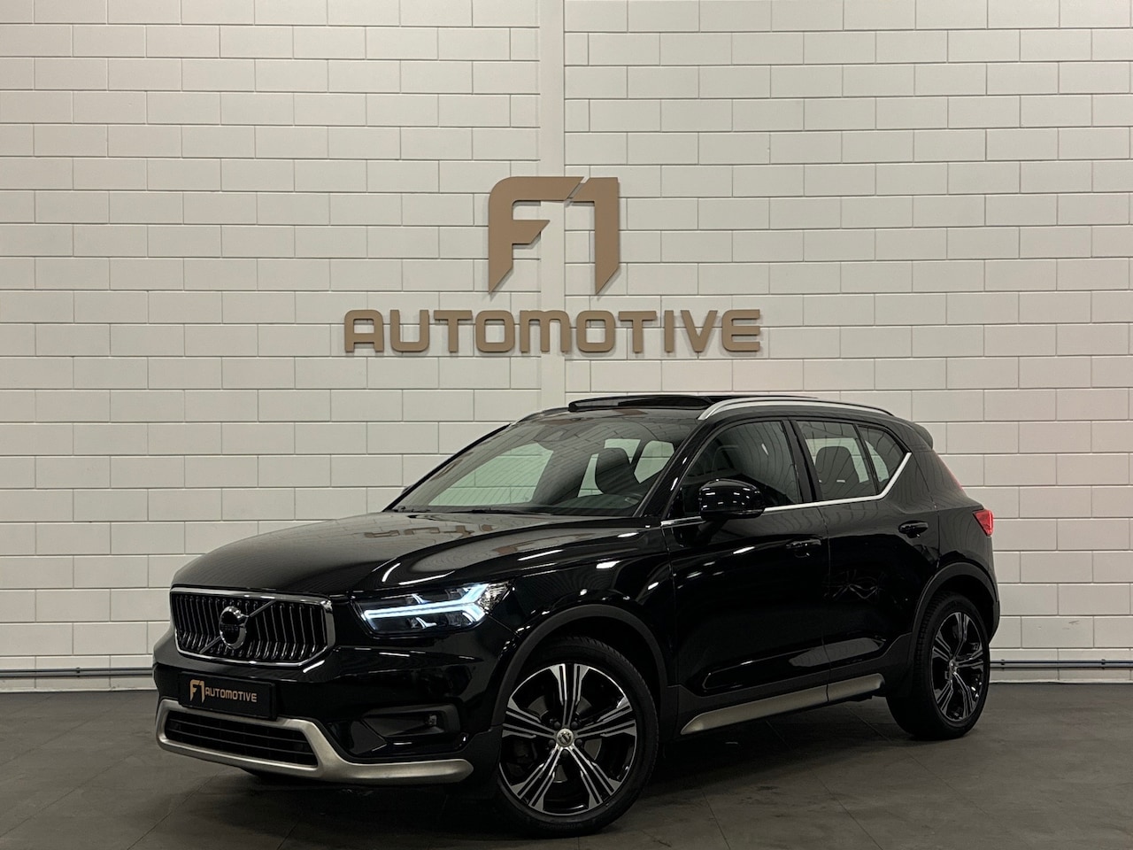 Volvo XC40 - 2.0 T4 Inscription Pano|Leer|Keyles|ACC|Trekhaak - AutoWereld.nl