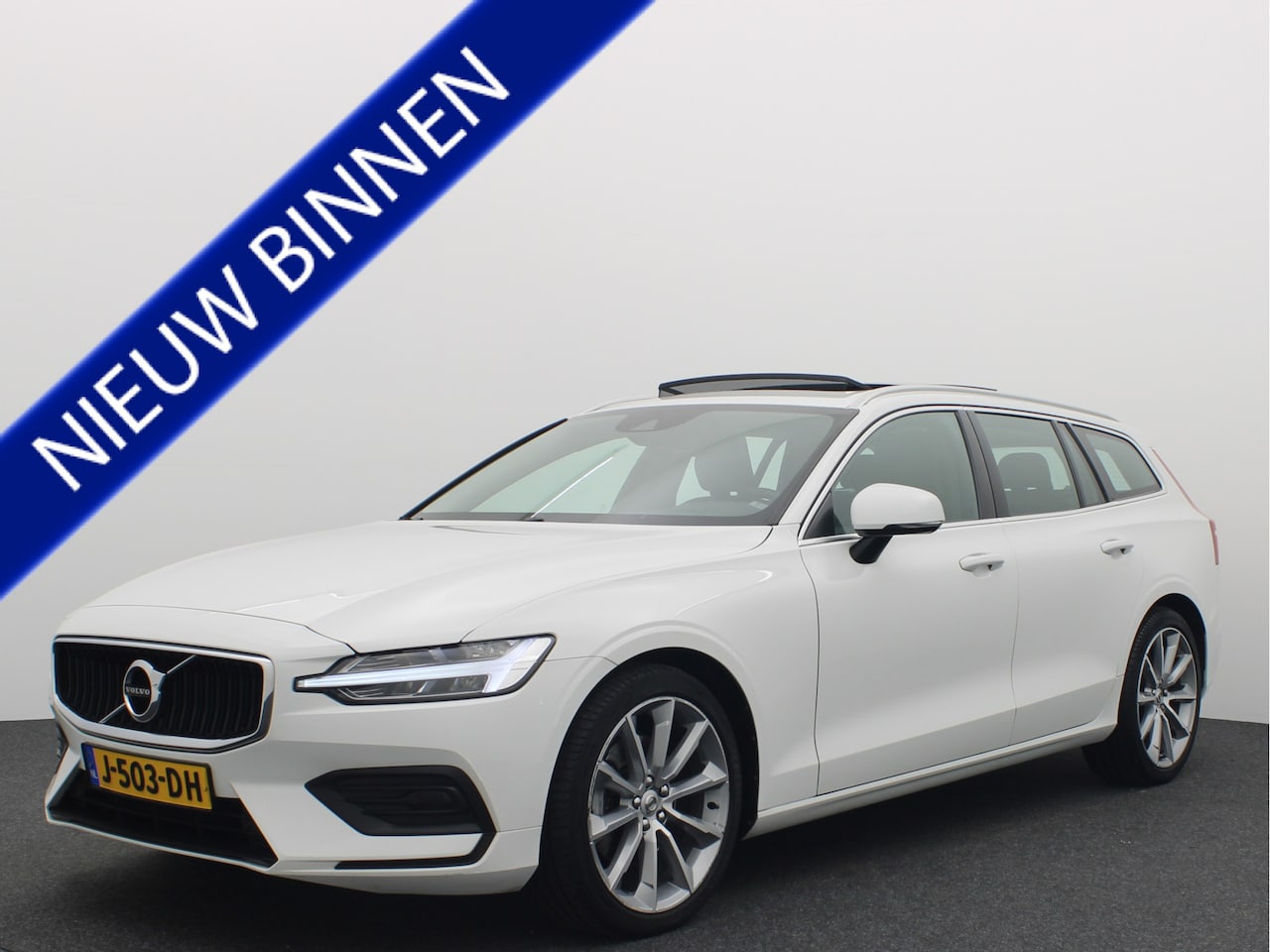 Volvo V60 - 2.0 T4 Momentum PANORAMADAK / FULL LED / CARPLAY / HARMAN-KARDON / CAMERA / DAB+ / NL-AUTO - AutoWereld.nl