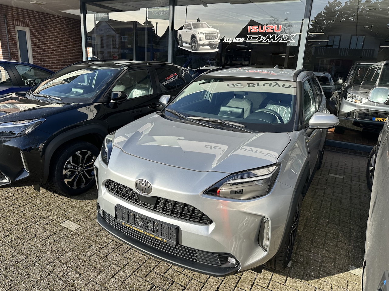 Toyota Yaris Cross - 1.5 Hybrid 130pk First Edition + Comfort Pack dodehoekdetectie / stoelverwarming / stuurwi - AutoWereld.nl