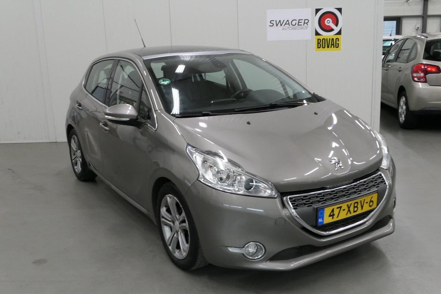 Peugeot 208 - 1.4 VTi 95PK 5D Allure(Goed onderhouden&Trekhaak) - AutoWereld.nl