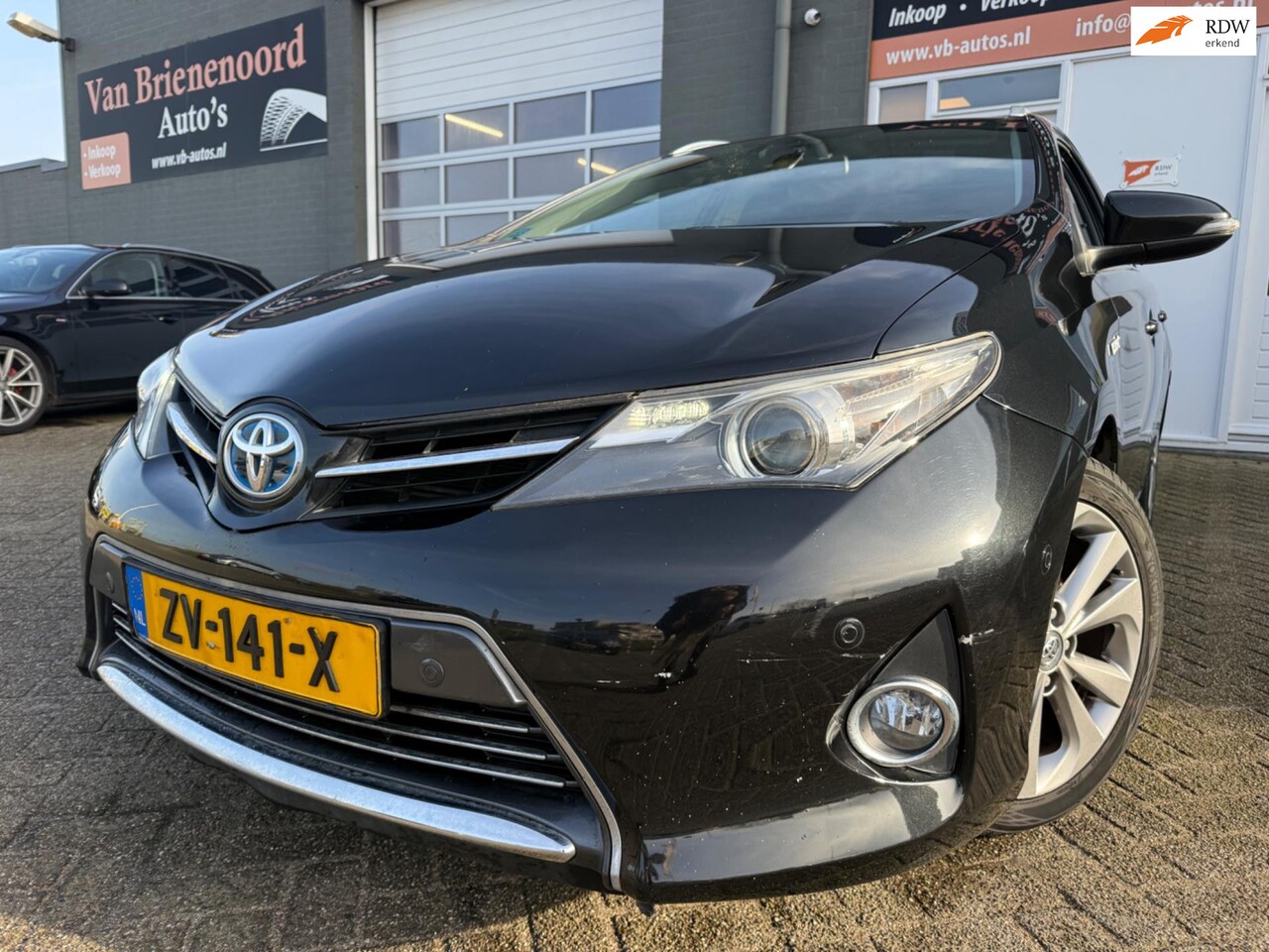 Toyota Auris Touring Sports - 1.8 Hybrid Executive panoramadak en parkeersensoren / camera en navigatie en bluetooth en - AutoWereld.nl