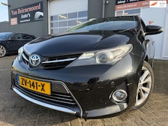 Toyota Auris Touring Sports - 1.8 Hybrid Executive panoramadak en parkeersensoren / camera en navigatie en bluetooth en