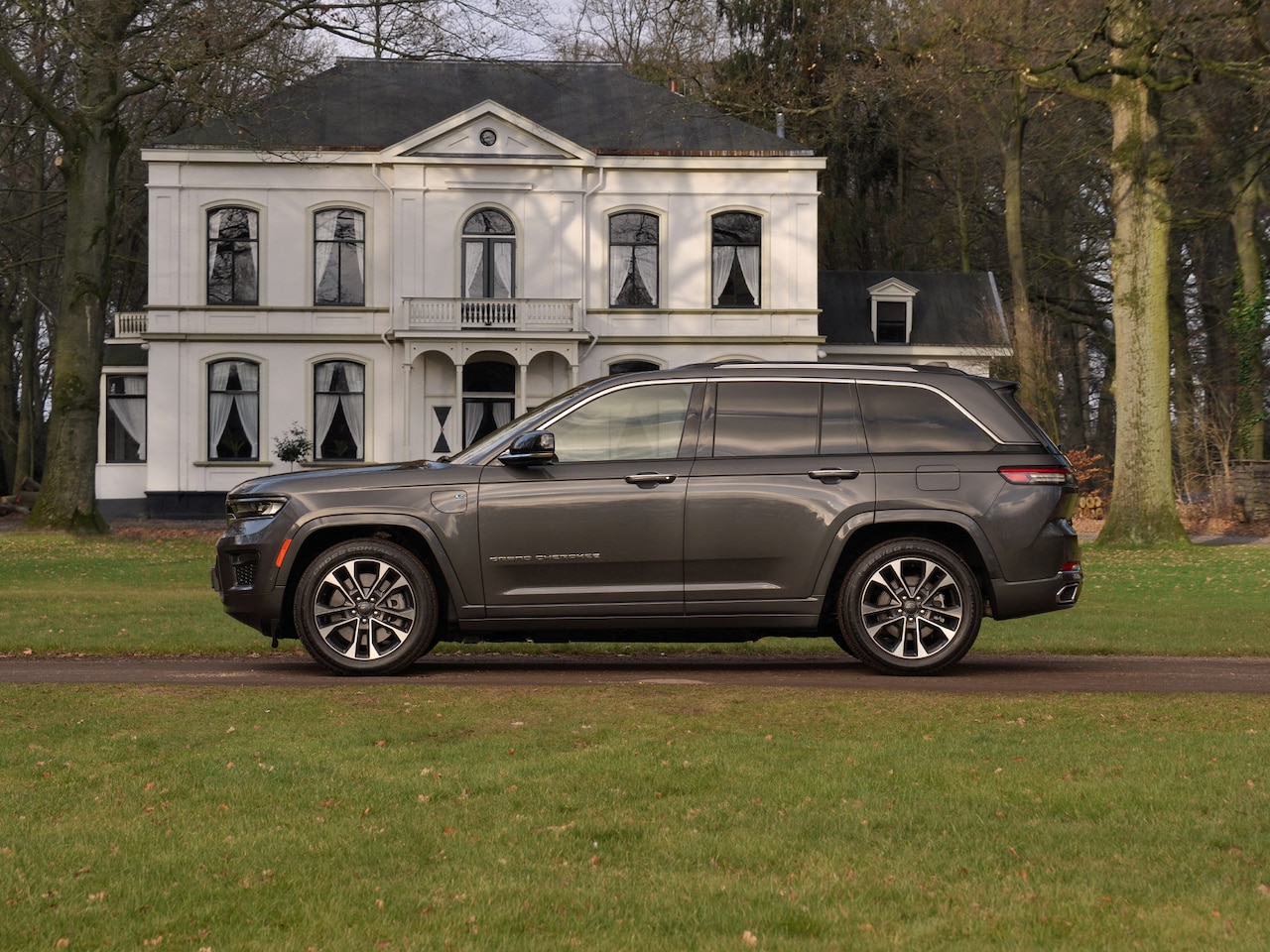 Jeep Grand Cherokee - Overland 4XE 380pk PHEV | Full option! | Pano-dak | Stoelventilatie | Luchtvering | Night - AutoWereld.nl