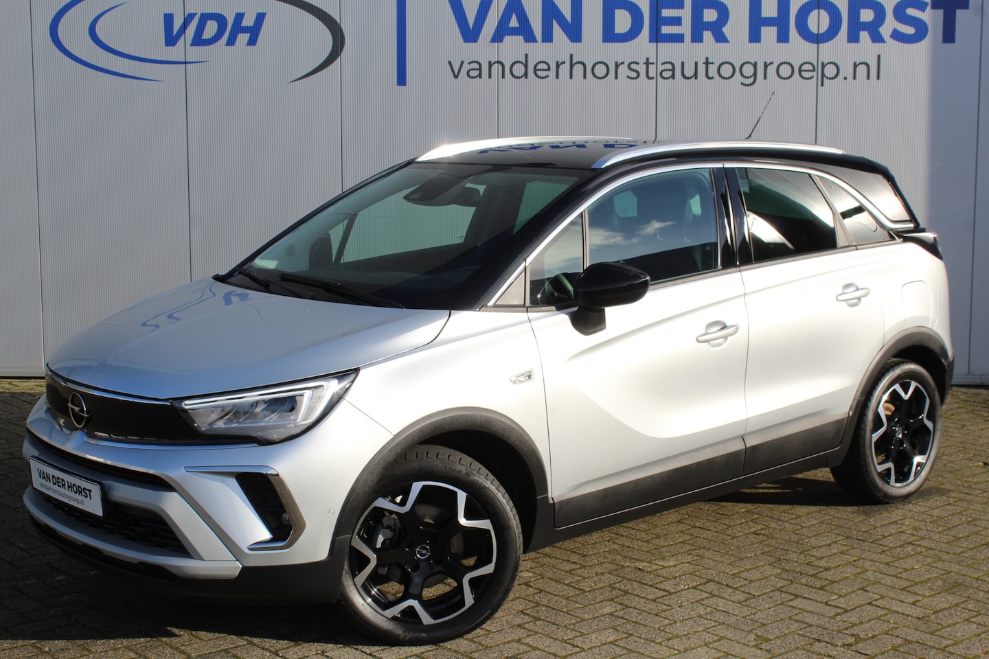 Opel Crossland - 1.2-110pk Turbo 'Elegance'. Mooie en luxe hoogzitter met weinig km's ! Volautm. airco dual - AutoWereld.nl