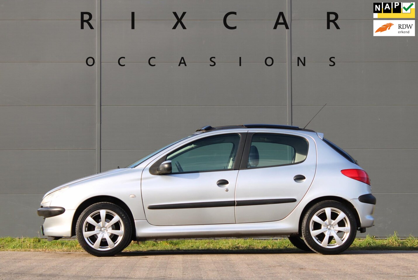 Peugeot 206 - 1.4 XT Automaat Panodak Carplay !!NIEUWBINNEN!! - AutoWereld.nl