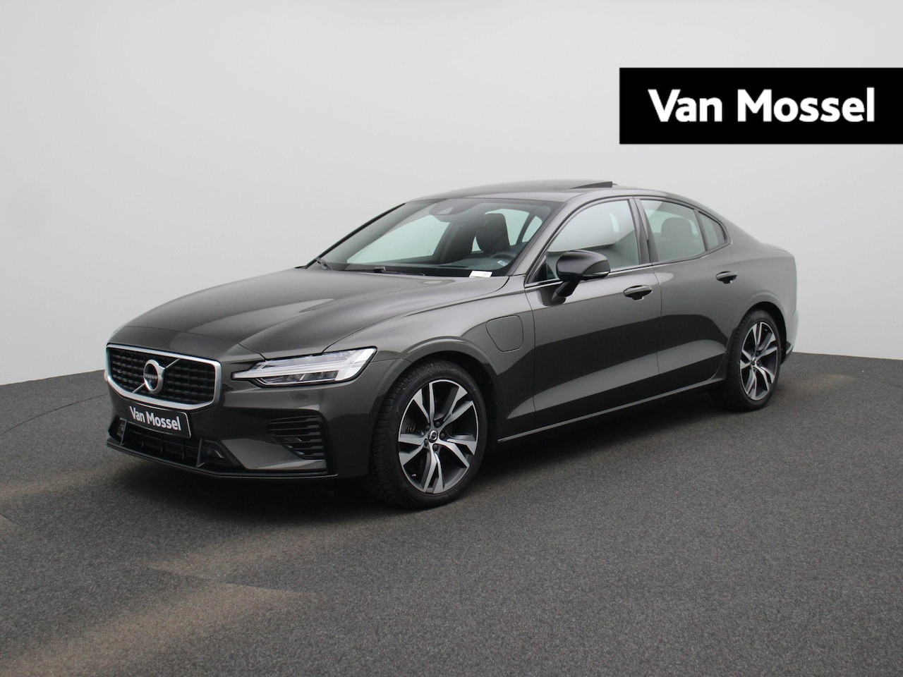 Volvo S60 - 2.0 T8 AWD Twin Engine R-Design | Automaat | Leder | Camera | Stoelverwarming | Panoramada - AutoWereld.nl