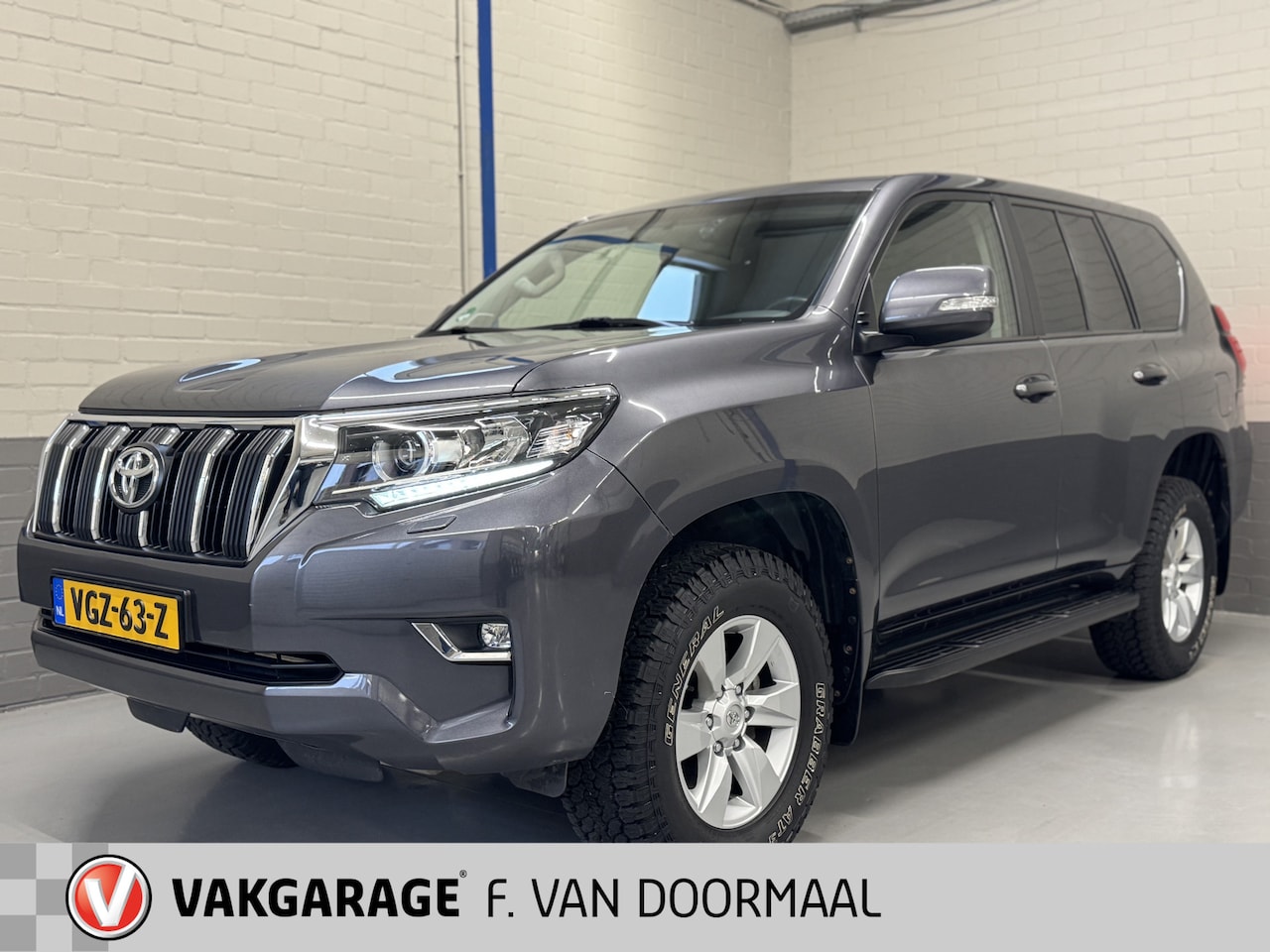 Toyota Land Cruiser Challenger - 2.8 D-4D-F Window Van - AutoWereld.nl